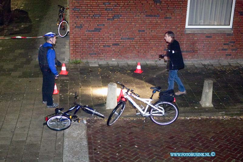 08110305.jpg - FOTOOPDRACHT:Dordrecht:03-11-2008:TWEE GEWONDEN BIJ SCHIETPARTIJ  DORDRECHT  Bij een schietpartij op de Isaäc da Costastraat zijn maandagavond twee 18-jarige mannen gewond geraakt. De politie is op zoek naar de schutter die er vandoor ging op een fiets. Rond 22.00 uur kreeg de politie maandagavond een melding van een schietpartij op de Isaäc da Costastraat. Daar aangekomen trof de politie twee mannen aan die gewond waren geraakt bij dit incident. Ambulancepersoneel heeft de slachtoffers behandeld waarna zij zijn overgebracht naar het ziekenhuis. Zij verkeren niet in levensgevaar.  Nadat de politie diverse getuigen had gehoord bleek dat er geschoten was door een persoon die er vervolgens op de fiets vandoor was gegaan. De toedracht is nog niet duidelijk. De politie verricht op dit moment buurtonderzoek en hoort getuigen. Medewerkers van de Unit Forensische Opsporing hebben een sporenonderzoek ingesteld. De schietpartij had plaats op straat.Deze digitale foto blijft eigendom van FOTOPERSBURO BUSINK. Wij hanteren de voorwaarden van het N.V.F. en N.V.J. Gebruik van deze foto impliceert dat u bekend bent  en akkoord gaat met deze voorwaarden bij publicatie.EB/ETIENNE BUSINK