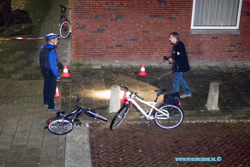 08110305.jpg - FOTOOPDRACHT:Dordrecht:03-11-2008:TWEE GEWONDEN BIJ SCHIETPARTIJ  DORDRECHT  Bij een schietpartij op de Isaäc da Costastraat zijn maandagavond twee 18-jarige mannen gewond geraakt. De politie is op zoek naar de schutter die er vandoor ging op een fiets. Rond 22.00 uur kreeg de politie maandagavond een melding van een schietpartij op de Isaäc da Costastraat. Daar aangekomen trof de politie twee mannen aan die gewond waren geraakt bij dit incident. Ambulancepersoneel heeft de slachtoffers behandeld waarna zij zijn overgebracht naar het ziekenhuis. Zij verkeren niet in levensgevaar.  Nadat de politie diverse getuigen had gehoord bleek dat er geschoten was door een persoon die er vervolgens op de fiets vandoor was gegaan. De toedracht is nog niet duidelijk. De politie verricht op dit moment buurtonderzoek en hoort getuigen. Medewerkers van de Unit Forensische Opsporing hebben een sporenonderzoek ingesteld. De schietpartij had plaats op straat.Deze digitale foto blijft eigendom van FOTOPERSBURO BUSINK. Wij hanteren de voorwaarden van het N.V.F. en N.V.J. Gebruik van deze foto impliceert dat u bekend bent  en akkoord gaat met deze voorwaarden bij publicatie.EB/ETIENNE BUSINK