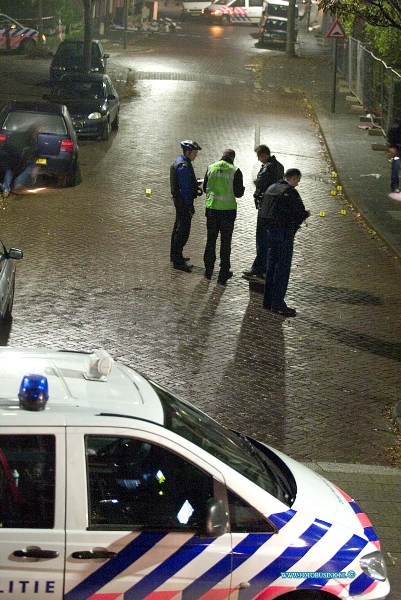 08110306.jpg - FOTOOPDRACHT:Dordrecht:03-11-2008:TWEE GEWONDEN BIJ SCHIETPARTIJ  DORDRECHT  Bij een schietpartij op de Isaäc da Costastraat zijn maandagavond twee 18-jarige mannen gewond geraakt. De politie is op zoek naar de schutter die er vandoor ging op een fiets. Rond 22.00 uur kreeg de politie maandagavond een melding van een schietpartij op de Isaäc da Costastraat. Daar aangekomen trof de politie twee mannen aan die gewond waren geraakt bij dit incident. Ambulancepersoneel heeft de slachtoffers behandeld waarna zij zijn overgebracht naar het ziekenhuis. Zij verkeren niet in levensgevaar.  Nadat de politie diverse getuigen had gehoord bleek dat er geschoten was door een persoon die er vervolgens op de fiets vandoor was gegaan. De toedracht is nog niet duidelijk. De politie verricht op dit moment buurtonderzoek en hoort getuigen. Medewerkers van de Unit Forensische Opsporing hebben een sporenonderzoek ingesteld. De schietpartij had plaats op straat.Deze digitale foto blijft eigendom van FOTOPERSBURO BUSINK. Wij hanteren de voorwaarden van het N.V.F. en N.V.J. Gebruik van deze foto impliceert dat u bekend bent  en akkoord gaat met deze voorwaarden bij publicatie.EB/ETIENNE BUSINK