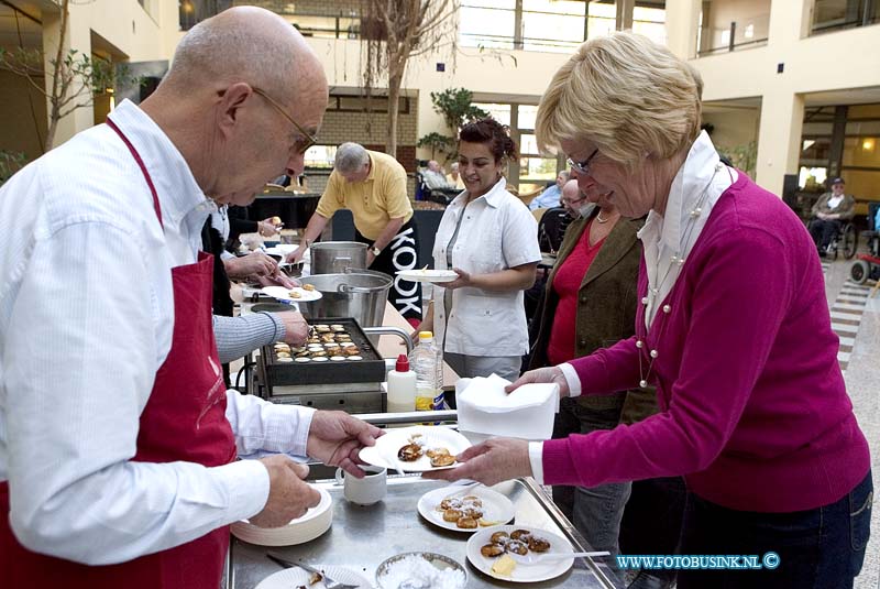 08110802.jpg - FOTOOPDRACHT:Dordrecht:08-11-2008: bakken leden van de Lionsclub Dordrecht MM poffertjes en pannenkoeken voor de bewoners van Zorgroep Crabbehof. Dit vindt plaats in het atrium van Crabbehof aan de Groen van Prinstererweg 38. Deze digitale foto blijft eigendom van FOTOPERSBURO BUSINK. Wij hanteren de voorwaarden van het N.V.F. en N.V.J. Gebruik van deze foto impliceert dat u bekend bent  en akkoord gaat met deze voorwaarden bij publicatie.EB/ETIENNE BUSINK