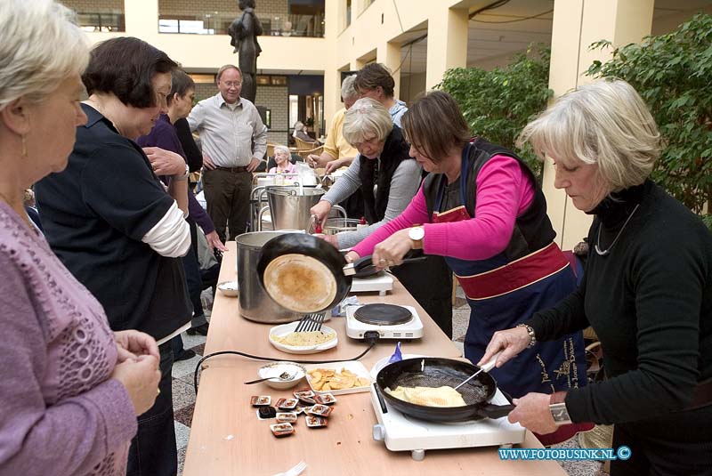 08110803.jpg - FOTOOPDRACHT:Dordrecht:08-11-2008: bakken leden van de Lionsclub Dordrecht MM poffertjes en pannenkoeken voor de bewoners van Zorgroep Crabbehof. Dit vindt plaats in het atrium van Crabbehof aan de Groen van Prinstererweg 38. Deze digitale foto blijft eigendom van FOTOPERSBURO BUSINK. Wij hanteren de voorwaarden van het N.V.F. en N.V.J. Gebruik van deze foto impliceert dat u bekend bent  en akkoord gaat met deze voorwaarden bij publicatie.EB/ETIENNE BUSINK