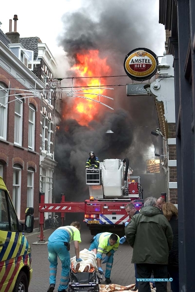 08111001.jpg - FOTOOPDRACHT:Dordrecht:10-11-2008:Grote uitslaande brand in bovenwoning van de voorstraat nr 461 te Dordrecht. 1 persoon is van uit de bovenwoning naar beneden gesprongen en zwaar gewond geraakt een nadere bewonner liep zware brandwonden op.Deze digitale foto blijft eigendom van FOTOPERSBURO BUSINK. Wij hanteren de voorwaarden van het N.V.F. en N.V.J. Gebruik van deze foto impliceert dat u bekend bent  en akkoord gaat met deze voorwaarden bij publicatie.EB/ETIENNE BUSINK