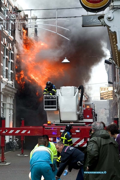 08111002.jpg - FOTOOPDRACHT:Dordrecht:10-11-2008:Grote uitslaande brand in bovenwoning van de voorstraat nr 461 te Dordrecht. 1 persoon is van uit de bovenwoning naar beneden gesprongen en zwaar gewond geraakt een nadere bewonner liep zware brandwonden op.Deze digitale foto blijft eigendom van FOTOPERSBURO BUSINK. Wij hanteren de voorwaarden van het N.V.F. en N.V.J. Gebruik van deze foto impliceert dat u bekend bent  en akkoord gaat met deze voorwaarden bij publicatie.EB/ETIENNE BUSINK