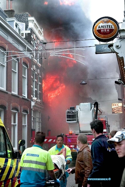 08111003.jpg - FOTOOPDRACHT:Dordrecht:10-11-2008:Grote uitslaande brand in bovenwoning van de voorstraat nr 461 te Dordrecht. 1 persoon is van uit de bovenwoning naar beneden gesprongen en zwaar gewond geraakt een nadere bewonner liep zware brandwonden op.Deze digitale foto blijft eigendom van FOTOPERSBURO BUSINK. Wij hanteren de voorwaarden van het N.V.F. en N.V.J. Gebruik van deze foto impliceert dat u bekend bent  en akkoord gaat met deze voorwaarden bij publicatie.EB/ETIENNE BUSINK