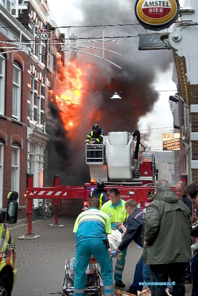 08111004.jpg - FOTOOPDRACHT:Dordrecht:10-11-2008:Grote uitslaande brand in bovenwoning van de voorstraat nr 461 te Dordrecht. 1 persoon is van uit de bovenwoning naar beneden gesprongen en zwaar gewond geraakt een nadere bewonner liep zware brandwonden op.Deze digitale foto blijft eigendom van FOTOPERSBURO BUSINK. Wij hanteren de voorwaarden van het N.V.F. en N.V.J. Gebruik van deze foto impliceert dat u bekend bent  en akkoord gaat met deze voorwaarden bij publicatie.EB/ETIENNE BUSINK