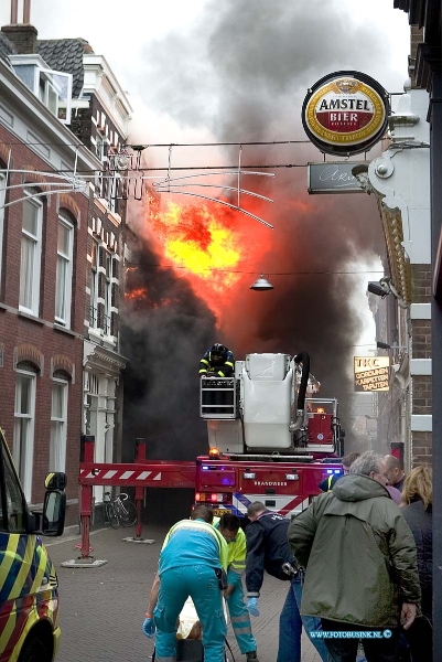 08111005.jpg - FOTOOPDRACHT:Dordrecht:10-11-2008:Grote uitslaande brand in bovenwoning van de voorstraat nr 461 te Dordrecht. 1 persoon is van uit de bovenwoning naar beneden gesprongen en zwaar gewond geraakt een nadere bewonner liep zware brandwonden op.Deze digitale foto blijft eigendom van FOTOPERSBURO BUSINK. Wij hanteren de voorwaarden van het N.V.F. en N.V.J. Gebruik van deze foto impliceert dat u bekend bent  en akkoord gaat met deze voorwaarden bij publicatie.EB/ETIENNE BUSINK