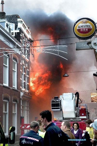 08111007.jpg - FOTOOPDRACHT:Dordrecht:10-11-2008:Grote uitslaande brand in bovenwoning van de voorstraat nr 461 te Dordrecht. 1 persoon is van uit de bovenwoning naar beneden gesprongen en zwaar gewond geraakt een nadere bewonner liep zware brandwonden op.Deze digitale foto blijft eigendom van FOTOPERSBURO BUSINK. Wij hanteren de voorwaarden van het N.V.F. en N.V.J. Gebruik van deze foto impliceert dat u bekend bent  en akkoord gaat met deze voorwaarden bij publicatie.EB/ETIENNE BUSINK