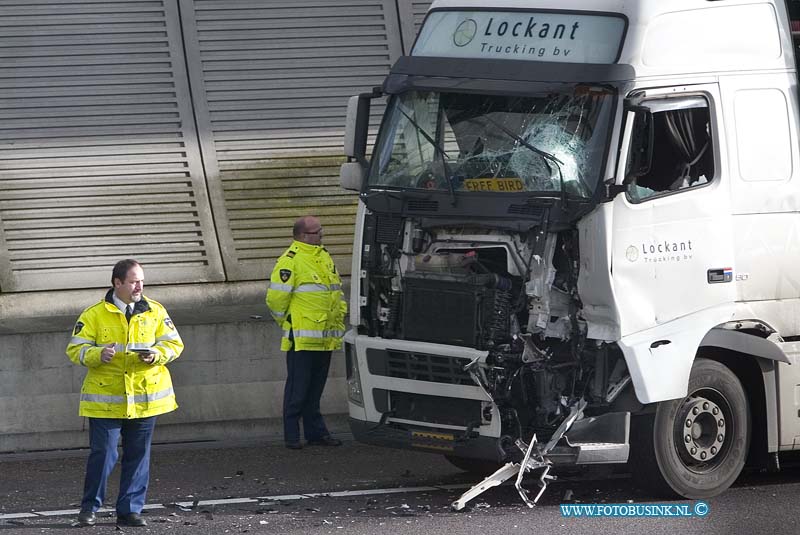 08111101.jpg - FOTOOPDRACHT:Dordrecht:11-11-2008Een aanrijding tussen 2 vrachtwagen aan het einde van de middag op de rijksweg A16 t/m van Dordrecht geluidschremen wielwijk raakte 1 vrachtwagen chauffeur gewond en kwam bekneld te zitten de brandweer bevrijde de bestuurder. de bestuurder werd met onbekende verwondinge afgeveort naar een ziekenhuis. De toedracht van het ongeval is nog onduidelijk.Deze digitale foto blijft eigendom van FOTOPERSBURO BUSINK. Wij hanteren de voorwaarden van het N.V.F. en N.V.J. Gebruik van deze foto impliceert dat u bekend bent  en akkoord gaat met deze voorwaarden bij publicatie.EB/ETIENNE BUSINK