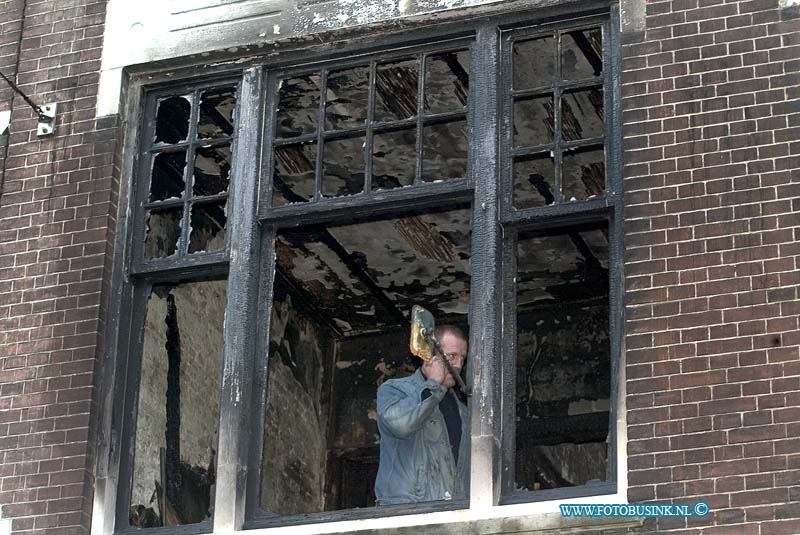 08111203.jpg - FOTOOPDRACHT:Dordrecht:12-11-2008:2 dagen na de brand is men nog vol op bezig met het uitgebrande pand en onderzoek.voorstraat 461Deze digitale foto blijft eigendom van FOTOPERSBURO BUSINK. Wij hanteren de voorwaarden van het N.V.F. en N.V.J. Gebruik van deze foto impliceert dat u bekend bent  en akkoord gaat met deze voorwaarden bij publicatie.EB/ETIENNE BUSINK