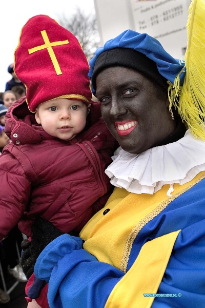 08111503.jpg - FOTOOPDRACHT:Dordrecht:15-11-2008:Sinterklaas is weer in Dordrecht aangekomenfoto piet en kind sinterklaasDeze digitale foto blijft eigendom van FOTOPERSBURO BUSINK. Wij hanteren de voorwaarden van het N.V.F. en N.V.J. Gebruik van deze foto impliceert dat u bekend bent  en akkoord gaat met deze voorwaarden bij publicatie.EB/ETIENNE BUSINK