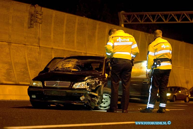 08111601.jpg - FOTOOPDRACHT:Dordrecht:16-11-2008:na een verdacht situwatie in zwijndrecht develpark mogelijk een inbraak is deze auto gevlucht voor de politie en de RWA 16 spook opgereden van uit zwijndrecht richting dordrecht, en heeft een 1 zijde aanrijding gekregen net door de drechttunnel aan de zijde van dordrecht. de bestuurder van de auto raakte zwaar gewond de RWA 16 is enkelen uren afgesloten geweest ivm sporen onderzoek.Deze digitale foto blijft eigendom van FOTOPERSBURO BUSINK. Wij hanteren de voorwaarden van het N.V.F. en N.V.J. Gebruik van deze foto impliceert dat u bekend bent  en akkoord gaat met deze voorwaarden bij publicatie.EB/ETIENNE BUSINK