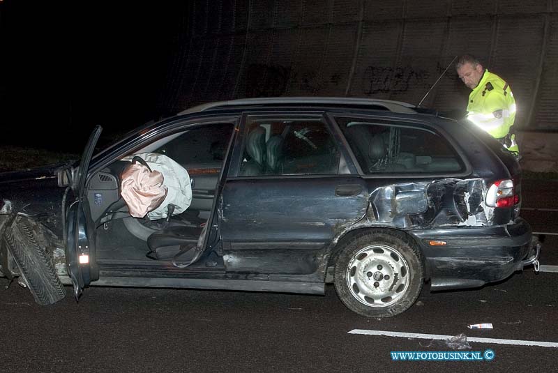 08111602.jpg - FOTOOPDRACHT:Dordrecht:16-11-2008:na een verdacht situwatie in zwijndrecht develpark mogelijk een inbraak is deze auto gevlucht voor de politie en de RWA 16 spook opgereden van uit zwijndrecht richting dordrecht, en heeft een 1 zijde aanrijding gekregen net door de drechttunnel aan de zijde van dordrecht. de bestuurder van de auto raakte zwaar gewond de RWA 16 is enkelen uren afgesloten geweest ivm sporen onderzoek.Deze digitale foto blijft eigendom van FOTOPERSBURO BUSINK. Wij hanteren de voorwaarden van het N.V.F. en N.V.J. Gebruik van deze foto impliceert dat u bekend bent  en akkoord gaat met deze voorwaarden bij publicatie.EB/ETIENNE BUSINK