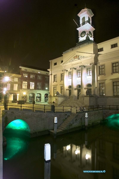 08111701.jpg - FOTOOPDRACHT:Dordrecht:17-11-2007:Het stadhuis wordt opnieuw uitgelicht. Het nieuwe lichtplan wordtgepresenteerd. De nieuwe belichting moet het stadhuis een stijlvolle uitstraling geven en de symmetrie van de hoofdgevel benadrukken. Deze digitale foto blijft eigendom van FOTOPERSBURO BUSINK. Wij hanteren de voorwaarden van het N.V.F. en N.V.J. Gebruik van deze foto impliceert dat u bekend bent  en akkoord gaat met deze voorwaarden bij publicatie.EB/ETIENNE BUSINK