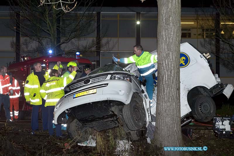 08111801.jpg - FOTOOPDRACHT:Dordrecht:18-11-2008:ONGEVAL MET BESTELBUS: BESTUURSTER OVERLEDEN  DORDRECHT  Een 22-jarige bestuurster uit Rotterdam is overleden na een ongeval met een bestelbus. Een bewoner van de Mijlweg in Dordrecht hoorde op dinsdag 18 november 2008 omstreeks 04.00 uur een harde klap. Hij zag vanuit zijn woning dat erop de Mijlweg een bestelbus tegen een boom stond. In de bus zat alleen de bestuurster die bekneld raakte. De brandweer trok de bus van de boom zodat het ambulancepersoneel bij het slachtoffer kon. De hulpverleners haalden de vrouw uit de bestelwagen en de ambulance ging hierna snel onderweg naar een ziekenhuis in Rotterdam. Onderweg overleed de bestuurster helaas. Voorlopig onderzoek wijst uit dat de bestelbus waarschijnlijk uit de richting van de N3 kwam en door nog onbekende reden rechts van de weg afging, draaide en tegen de boom botste. De melder van het ongeval zag kort na de klap dat er iemand voorbij fietste. De politie zoekt deze fietser omdat hij misschien iets gezien heeft van de toedracht van het ongeval. Hij of andere getuigen kunnen bellen met de politie in Dordrecht via het nummer 0900-8844 (lokaal tarief) Deze digitale foto blijft eigendom van FOTOPERSBURO BUSINK. Wij hanteren de voorwaarden van het N.V.F. en N.V.J. Gebruik van deze foto impliceert dat u bekend bent  en akkoord gaat met deze voorwaarden bij publicatie.EB/ETIENNE BUSINK