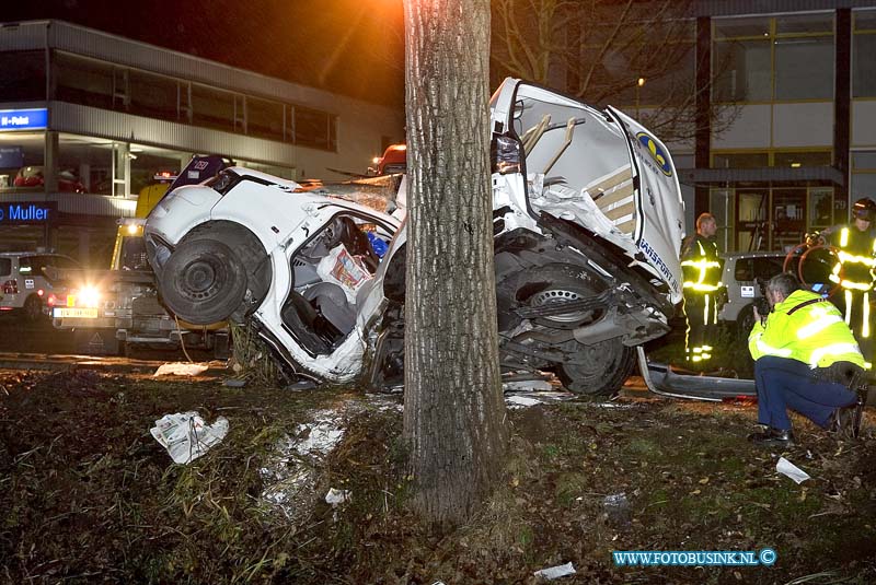 08111802.jpg - FOTOOPDRACHT:Dordrecht:18-11-2008:ONGEVAL MET BESTELBUS: BESTUURSTER OVERLEDEN  DORDRECHT  Een 22-jarige bestuurster uit Rotterdam is overleden na een ongeval met een bestelbus. Een bewoner van de Mijlweg in Dordrecht hoorde op dinsdag 18 november 2008 omstreeks 04.00 uur een harde klap. Hij zag vanuit zijn woning dat erop de Mijlweg een bestelbus tegen een boom stond. In de bus zat alleen de bestuurster die bekneld raakte. De brandweer trok de bus van de boom zodat het ambulancepersoneel bij het slachtoffer kon. De hulpverleners haalden de vrouw uit de bestelwagen en de ambulance ging hierna snel onderweg naar een ziekenhuis in Rotterdam. Onderweg overleed de bestuurster helaas. Voorlopig onderzoek wijst uit dat de bestelbus waarschijnlijk uit de richting van de N3 kwam en door nog onbekende reden rechts van de weg afging, draaide en tegen de boom botste. De melder van het ongeval zag kort na de klap dat er iemand voorbij fietste. De politie zoekt deze fietser omdat hij misschien iets gezien heeft van de toedracht van het ongeval. Hij of andere getuigen kunnen bellen met de politie in Dordrecht via het nummer 0900-8844 (lokaal tarief) Deze digitale foto blijft eigendom van FOTOPERSBURO BUSINK. Wij hanteren de voorwaarden van het N.V.F. en N.V.J. Gebruik van deze foto impliceert dat u bekend bent  en akkoord gaat met deze voorwaarden bij publicatie.EB/ETIENNE BUSINK