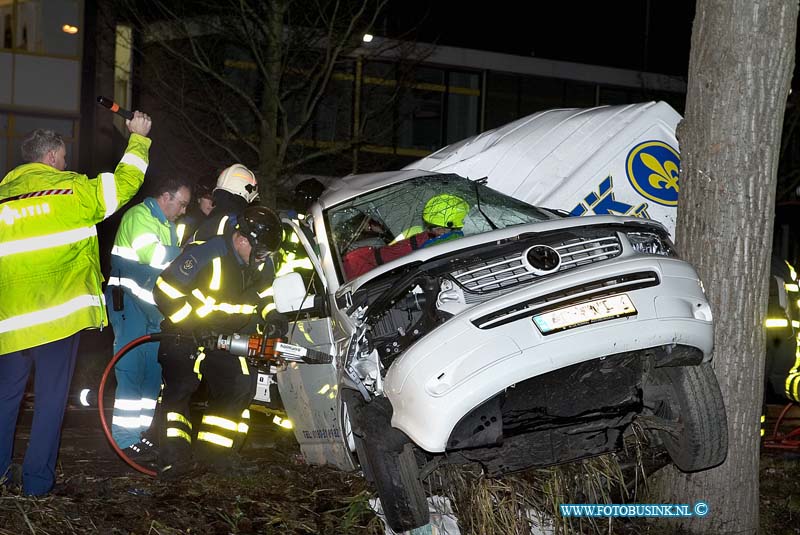 08111803.jpg - FOTOOPDRACHT:Dordrecht:18-11-2008:ONGEVAL MET BESTELBUS: BESTUURSTER OVERLEDEN  DORDRECHT  Een 22-jarige bestuurster uit Rotterdam is overleden na een ongeval met een bestelbus. Een bewoner van de Mijlweg in Dordrecht hoorde op dinsdag 18 november 2008 omstreeks 04.00 uur een harde klap. Hij zag vanuit zijn woning dat erop de Mijlweg een bestelbus tegen een boom stond. In de bus zat alleen de bestuurster die bekneld raakte. De brandweer trok de bus van de boom zodat het ambulancepersoneel bij het slachtoffer kon. De hulpverleners haalden de vrouw uit de bestelwagen en de ambulance ging hierna snel onderweg naar een ziekenhuis in Rotterdam. Onderweg overleed de bestuurster helaas. Voorlopig onderzoek wijst uit dat de bestelbus waarschijnlijk uit de richting van de N3 kwam en door nog onbekende reden rechts van de weg afging, draaide en tegen de boom botste. De melder van het ongeval zag kort na de klap dat er iemand voorbij fietste. De politie zoekt deze fietser omdat hij misschien iets gezien heeft van de toedracht van het ongeval. Hij of andere getuigen kunnen bellen met de politie in Dordrecht via het nummer 0900-8844 (lokaal tarief) Deze digitale foto blijft eigendom van FOTOPERSBURO BUSINK. Wij hanteren de voorwaarden van het N.V.F. en N.V.J. Gebruik van deze foto impliceert dat u bekend bent  en akkoord gaat met deze voorwaarden bij publicatie.EB/ETIENNE BUSINK