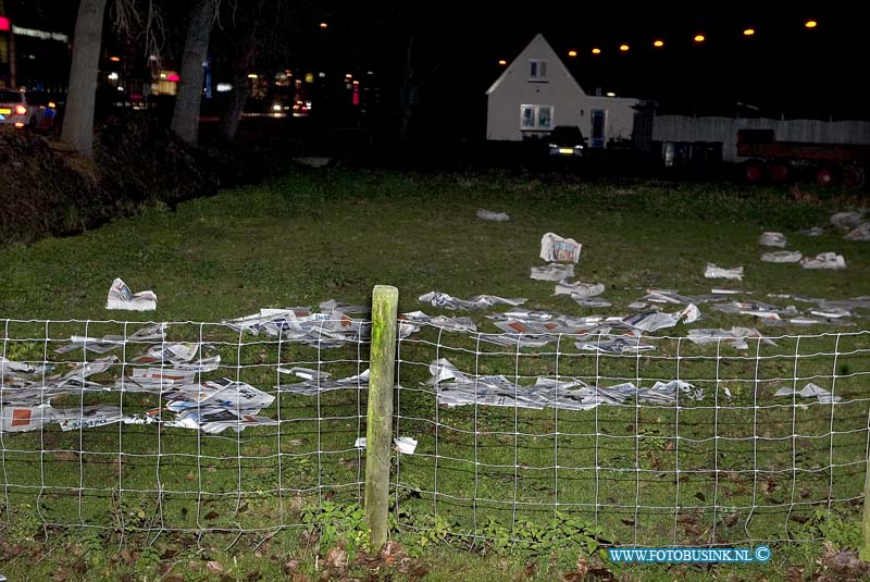 08111804.jpg - FOTOOPDRACHT:Dordrecht:18-11-2008:ONGEVAL MET BESTELBUS: BESTUURSTER OVERLEDEN  DORDRECHT  Een 22-jarige bestuurster uit Rotterdam is overleden na een ongeval met een bestelbus. Een bewoner van de Mijlweg in Dordrecht hoorde op dinsdag 18 november 2008 omstreeks 04.00 uur een harde klap. Hij zag vanuit zijn woning dat erop de Mijlweg een bestelbus tegen een boom stond. In de bus zat alleen de bestuurster die bekneld raakte. De brandweer trok de bus van de boom zodat het ambulancepersoneel bij het slachtoffer kon. De hulpverleners haalden de vrouw uit de bestelwagen en de ambulance ging hierna snel onderweg naar een ziekenhuis in Rotterdam. Onderweg overleed de bestuurster helaas. Voorlopig onderzoek wijst uit dat de bestelbus waarschijnlijk uit de richting van de N3 kwam en door nog onbekende reden rechts van de weg afging, draaide en tegen de boom botste. De melder van het ongeval zag kort na de klap dat er iemand voorbij fietste. De politie zoekt deze fietser omdat hij misschien iets gezien heeft van de toedracht van het ongeval. Hij of andere getuigen kunnen bellen met de politie in Dordrecht via het nummer 0900-8844 (lokaal tarief) Deze digitale foto blijft eigendom van FOTOPERSBURO BUSINK. Wij hanteren de voorwaarden van het N.V.F. en N.V.J. Gebruik van deze foto impliceert dat u bekend bent  en akkoord gaat met deze voorwaarden bij publicatie.EB/ETIENNE BUSINK