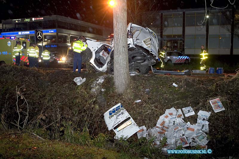 08111805.jpg - FOTOOPDRACHT:Dordrecht:18-11-2008:ONGEVAL MET BESTELBUS: BESTUURSTER OVERLEDEN  DORDRECHT  Een 22-jarige bestuurster uit Rotterdam is overleden na een ongeval met een bestelbus. Een bewoner van de Mijlweg in Dordrecht hoorde op dinsdag 18 november 2008 omstreeks 04.00 uur een harde klap. Hij zag vanuit zijn woning dat erop de Mijlweg een bestelbus tegen een boom stond. In de bus zat alleen de bestuurster die bekneld raakte. De brandweer trok de bus van de boom zodat het ambulancepersoneel bij het slachtoffer kon. De hulpverleners haalden de vrouw uit de bestelwagen en de ambulance ging hierna snel onderweg naar een ziekenhuis in Rotterdam. Onderweg overleed de bestuurster helaas. Voorlopig onderzoek wijst uit dat de bestelbus waarschijnlijk uit de richting van de N3 kwam en door nog onbekende reden rechts van de weg afging, draaide en tegen de boom botste. De melder van het ongeval zag kort na de klap dat er iemand voorbij fietste. De politie zoekt deze fietser omdat hij misschien iets gezien heeft van de toedracht van het ongeval. Hij of andere getuigen kunnen bellen met de politie in Dordrecht via het nummer 0900-8844 (lokaal tarief) Deze digitale foto blijft eigendom van FOTOPERSBURO BUSINK. Wij hanteren de voorwaarden van het N.V.F. en N.V.J. Gebruik van deze foto impliceert dat u bekend bent  en akkoord gaat met deze voorwaarden bij publicatie.EB/ETIENNE BUSINK