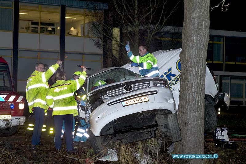 08111806.jpg - FOTOOPDRACHT:Dordrecht:18-11-2008:ONGEVAL MET BESTELBUS: BESTUURSTER OVERLEDEN  DORDRECHT  Een 22-jarige bestuurster uit Rotterdam is overleden na een ongeval met een bestelbus. Een bewoner van de Mijlweg in Dordrecht hoorde op dinsdag 18 november 2008 omstreeks 04.00 uur een harde klap. Hij zag vanuit zijn woning dat erop de Mijlweg een bestelbus tegen een boom stond. In de bus zat alleen de bestuurster die bekneld raakte. De brandweer trok de bus van de boom zodat het ambulancepersoneel bij het slachtoffer kon. De hulpverleners haalden de vrouw uit de bestelwagen en de ambulance ging hierna snel onderweg naar een ziekenhuis in Rotterdam. Onderweg overleed de bestuurster helaas. Voorlopig onderzoek wijst uit dat de bestelbus waarschijnlijk uit de richting van de N3 kwam en door nog onbekende reden rechts van de weg afging, draaide en tegen de boom botste. De melder van het ongeval zag kort na de klap dat er iemand voorbij fietste. De politie zoekt deze fietser omdat hij misschien iets gezien heeft van de toedracht van het ongeval. Hij of andere getuigen kunnen bellen met de politie in Dordrecht via het nummer 0900-8844 (lokaal tarief) Deze digitale foto blijft eigendom van FOTOPERSBURO BUSINK. Wij hanteren de voorwaarden van het N.V.F. en N.V.J. Gebruik van deze foto impliceert dat u bekend bent  en akkoord gaat met deze voorwaarden bij publicatie.EB/ETIENNE BUSINK