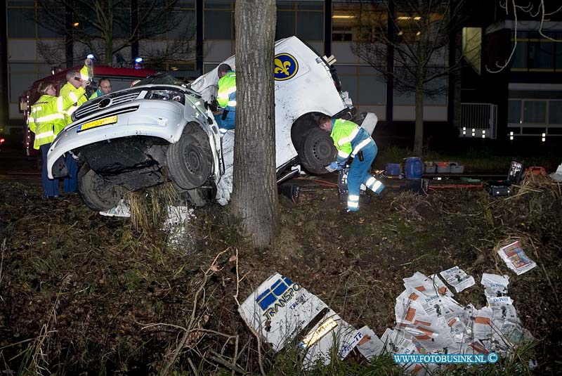 08111807.jpg - FOTOOPDRACHT:Dordrecht:18-11-2008:ONGEVAL MET BESTELBUS: BESTUURSTER OVERLEDEN  DORDRECHT  Een 22-jarige bestuurster uit Rotterdam is overleden na een ongeval met een bestelbus. Een bewoner van de Mijlweg in Dordrecht hoorde op dinsdag 18 november 2008 omstreeks 04.00 uur een harde klap. Hij zag vanuit zijn woning dat erop de Mijlweg een bestelbus tegen een boom stond. In de bus zat alleen de bestuurster die bekneld raakte. De brandweer trok de bus van de boom zodat het ambulancepersoneel bij het slachtoffer kon. De hulpverleners haalden de vrouw uit de bestelwagen en de ambulance ging hierna snel onderweg naar een ziekenhuis in Rotterdam. Onderweg overleed de bestuurster helaas. Voorlopig onderzoek wijst uit dat de bestelbus waarschijnlijk uit de richting van de N3 kwam en door nog onbekende reden rechts van de weg afging, draaide en tegen de boom botste. De melder van het ongeval zag kort na de klap dat er iemand voorbij fietste. De politie zoekt deze fietser omdat hij misschien iets gezien heeft van de toedracht van het ongeval. Hij of andere getuigen kunnen bellen met de politie in Dordrecht via het nummer 0900-8844 (lokaal tarief) Deze digitale foto blijft eigendom van FOTOPERSBURO BUSINK. Wij hanteren de voorwaarden van het N.V.F. en N.V.J. Gebruik van deze foto impliceert dat u bekend bent  en akkoord gaat met deze voorwaarden bij publicatie.EB/ETIENNE BUSINK