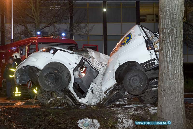 08111808.jpg - FOTOOPDRACHT:Dordrecht:18-11-2008:ONGEVAL MET BESTELBUS: BESTUURSTER OVERLEDEN  DORDRECHT  Een 22-jarige bestuurster uit Rotterdam is overleden na een ongeval met een bestelbus. Een bewoner van de Mijlweg in Dordrecht hoorde op dinsdag 18 november 2008 omstreeks 04.00 uur een harde klap. Hij zag vanuit zijn woning dat erop de Mijlweg een bestelbus tegen een boom stond. In de bus zat alleen de bestuurster die bekneld raakte. De brandweer trok de bus van de boom zodat het ambulancepersoneel bij het slachtoffer kon. De hulpverleners haalden de vrouw uit de bestelwagen en de ambulance ging hierna snel onderweg naar een ziekenhuis in Rotterdam. Onderweg overleed de bestuurster helaas. Voorlopig onderzoek wijst uit dat de bestelbus waarschijnlijk uit de richting van de N3 kwam en door nog onbekende reden rechts van de weg afging, draaide en tegen de boom botste. De melder van het ongeval zag kort na de klap dat er iemand voorbij fietste. De politie zoekt deze fietser omdat hij misschien iets gezien heeft van de toedracht van het ongeval. Hij of andere getuigen kunnen bellen met de politie in Dordrecht via het nummer 0900-8844 (lokaal tarief) Deze digitale foto blijft eigendom van FOTOPERSBURO BUSINK. Wij hanteren de voorwaarden van het N.V.F. en N.V.J. Gebruik van deze foto impliceert dat u bekend bent  en akkoord gaat met deze voorwaarden bij publicatie.EB/ETIENNE BUSINK