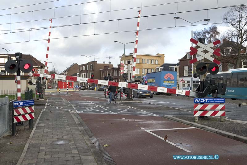 08112101.jpg - FOTOOPDRACHT:Dordrecht:21-11-2008:spoorbomen overgang kromedijk van slag door stormop het fiets pad waren de spoorbomen dicht en de lichten branden ter wijl de rest van de overgang normaal verkeer door liet.Deze digitale foto blijft eigendom van FOTOPERSBURO BUSINK. Wij hanteren de voorwaarden van het N.V.F. en N.V.J. Gebruik van deze foto impliceert dat u bekend bent  en akkoord gaat met deze voorwaarden bij publicatie.EB/ETIENNE BUSINK