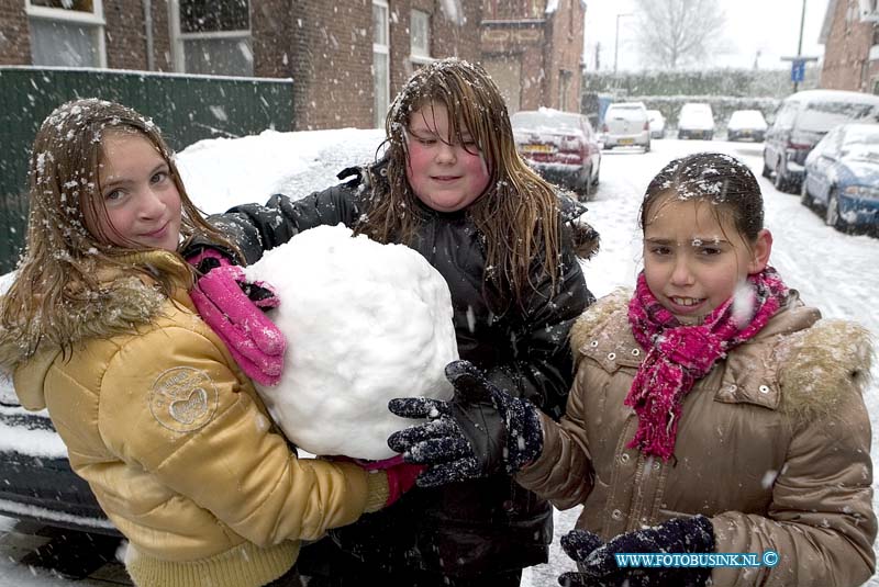 08112301.jpg - FOTOOPDRACHT:Dordrecht:23-11-2008:mmmm leuk de eerste sneeuw Rozenstraat Dordrechtbuurt kinderen Didi en Lesley en HanaitaDeze digitale foto blijft eigendom van FOTOPERSBURO BUSINK. Wij hanteren de voorwaarden van het N.V.F. en N.V.J. Gebruik van deze foto impliceert dat u bekend bent  en akkoord gaat met deze voorwaarden bij publicatie.EB/ETIENNE BUSINK