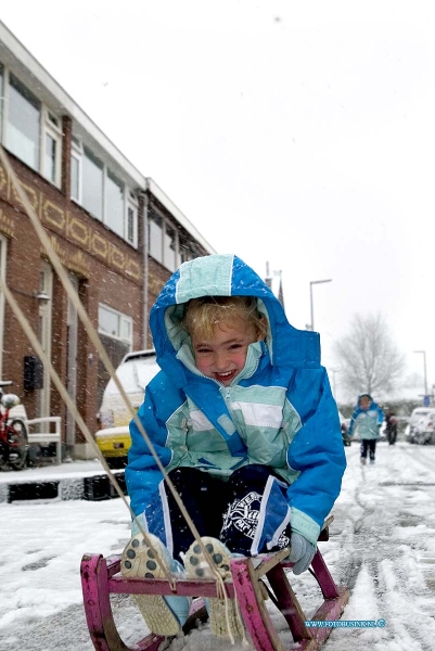 08112302.jpg - FOTOOPDRACHT:Dordrecht:23-11-2008:mmmm leuk de eerste sneeuw Rozenstraat Dordrechtbuurt kinderen Isabella op de slee en Kimberly er achter aanDeze digitale foto blijft eigendom van FOTOPERSBURO BUSINK. Wij hanteren de voorwaarden van het N.V.F. en N.V.J. Gebruik van deze foto impliceert dat u bekend bent  en akkoord gaat met deze voorwaarden bij publicatie.EB/ETIENNE BUSINK