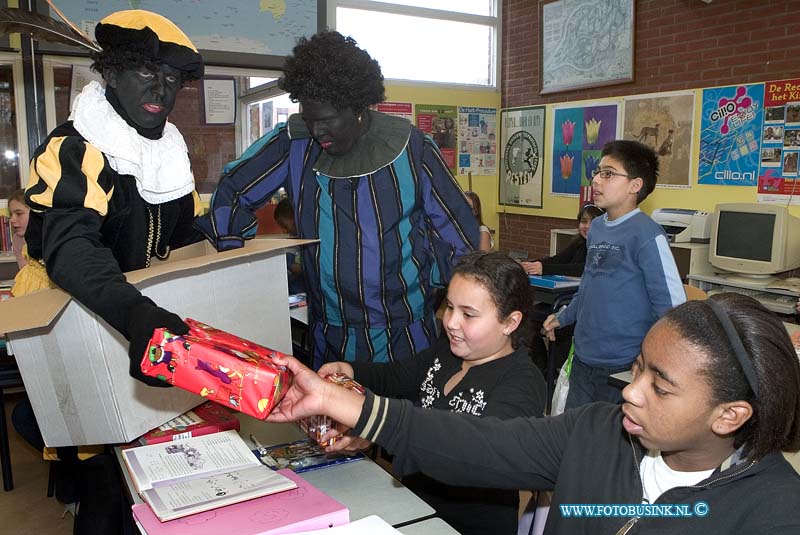 08112601.jpg - FOTOOPDRACHT:Dordrecht:26-11-2008:Dordrecht de Dordtse Welzijnorganisatie in wijk Staart zijn op het idee gekomen de kinderen van de bovenbouw van de basisschool een -Snoep ff gezond pakketje- aan te bieden. Dit pakketje bestaat uit onder andere een appel, een mandarijn, een liga, een pakje sinaasappelsap, een tubetje tandpasta en een tandenborstel. De sint zal met 2 pieten de pakjes per bakfiets afleveren bij de school. op de Wantijschool in Staart Oost en West Maasstraat 204Deze digitale foto blijft eigendom van FOTOPERSBURO BUSINK. Wij hanteren de voorwaarden van het N.V.F. en N.V.J. Gebruik van deze foto impliceert dat u bekend bent  en akkoord gaat met deze voorwaarden bij publicatie.EB/ETIENNE BUSINK