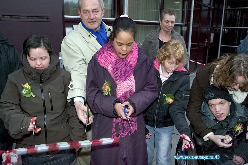 08112902.jpg - FOTOOPDRACHT:Dordrecht:29-11-2008:officiele opening van het gebouw waar de Stichting Zo Mooi Anders gehandicapte kinderen in onder brengt. Wethouder Kamsteeg opent het gebouw Stierstraat 49 in Sterrenburg. Deze digitale foto blijft eigendom van FOTOPERSBURO BUSINK. Wij hanteren de voorwaarden van het N.V.F. en N.V.J. Gebruik van deze foto impliceert dat u bekend bent  en akkoord gaat met deze voorwaarden bij publicatie.EB/ETIENNE BUSINK