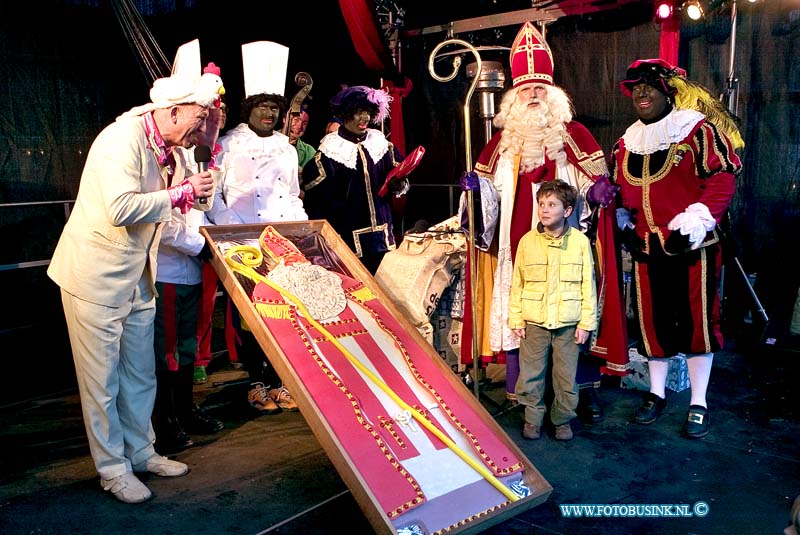 08113002.jpg - FOTOOPDRACHT:Dordrecht:30-11-2008:het Statenplein een Sint Sing-A-Long Sinterklaas krijgt daar een grote speculaaspop met zijn evenbeeld uitgereiktDeze digitale foto blijft eigendom van FOTOPERSBURO BUSINK. Wij hanteren de voorwaarden van het N.V.F. en N.V.J. Gebruik van deze foto impliceert dat u bekend bent  en akkoord gaat met deze voorwaarden bij publicatie.EB/ETIENNE BUSINK