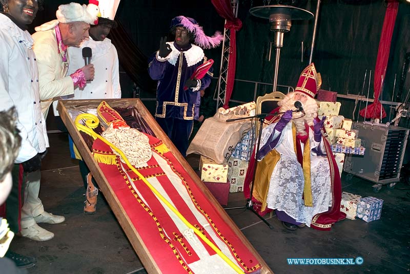 08113003.jpg - FOTOOPDRACHT:Dordrecht:30-11-2008:het Statenplein een Sint Sing-A-Long Sinterklaas krijgt daar een grote speculaaspop met zijn evenbeeld uitgereiktDeze digitale foto blijft eigendom van FOTOPERSBURO BUSINK. Wij hanteren de voorwaarden van het N.V.F. en N.V.J. Gebruik van deze foto impliceert dat u bekend bent  en akkoord gaat met deze voorwaarden bij publicatie.EB/ETIENNE BUSINK