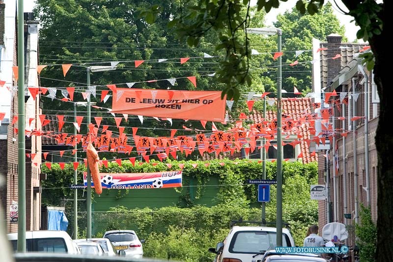 08052201.jpg - FOTOOPDRACHT:Dordrecht:22-05-2008:Ook de rozenstraat is Oranje gezint in de wijk de bloemen buurtDeze digitale foto blijft eigendom van FOTOPERSBURO BUSINK. Wij hanteren de voorwaarden van het N.V.F. en N.V.J. Gebruik van deze foto impliceert dat u bekend bent  en akkoord gaat met deze voorwaarden bij publicatie.EB/ETIENNE BUSINK