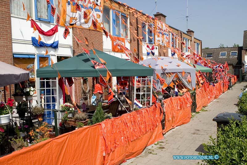 08052203.jpg - FOTOOPDRACHT:Dordrecht:22-05-2008:Ook de schoenerstraat is Oranje gezint in de wijk de zeehavenlaanDeze digitale foto blijft eigendom van FOTOPERSBURO BUSINK. Wij hanteren de voorwaarden van het N.V.F. en N.V.J. Gebruik van deze foto impliceert dat u bekend bent  en akkoord gaat met deze voorwaarden bij publicatie.EB/ETIENNE BUSINK