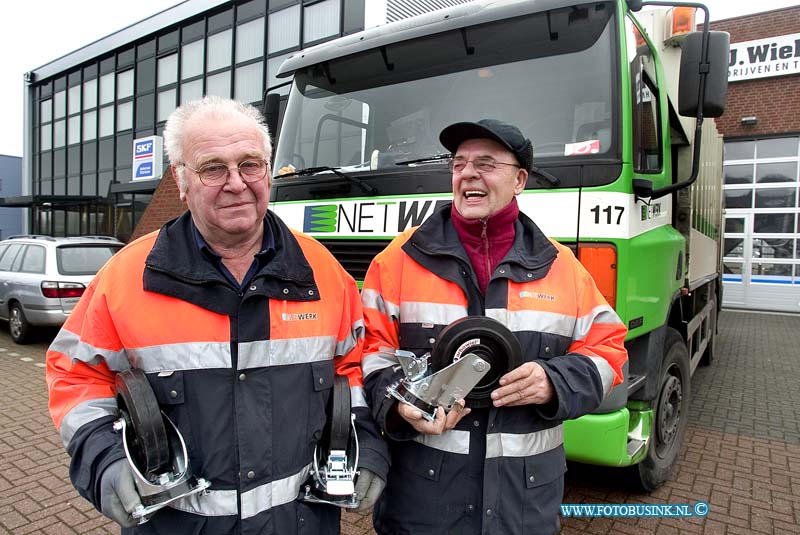 08120101.jpg - FOTOOPDRACHT:Dordrecht:08-12-2008:foto op de keerweer Dordrecht het duo Henk Prins en Henk Voetee. Beide 65-plussers zijn door Netwerk ingeschakeld voor een klus van een paar maanden: het vervangen van de wielen van 1500 bedrijfscontainers.Samen met Netwerkwagen 117 Deze digitale foto blijft eigendom van FOTOPERSBURO BUSINK. Wij hanteren de voorwaarden van het N.V.F. en N.V.J. Gebruik van deze foto impliceert dat u bekend bent  en akkoord gaat met deze voorwaarden bij publicatie.EB/ETIENNE BUSINK