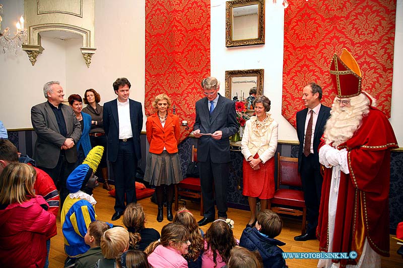 08120301.jpg - FOTOOPDRACHT:Dordrecht:03-12-2008:in het Sinterklaashuis aan de Nieuwstraat het boekje 'kinderen weten hoe het hoort' feestelijk overhandigd aan de wethouders Lagendijk en Van Steensel. Het leukste is om de schrijfster met haar boek op de kiek te krijgen! Deze digitale foto blijft eigendom van FOTOPERSBURO BUSINK. Wij hanteren de voorwaarden van het N.V.F. en N.V.J. Gebruik van deze foto impliceert dat u bekend bent  en akkoord gaat met deze voorwaarden bij publicatie.EB/ETIENNE BUSINK