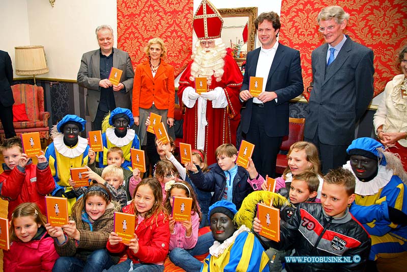 08120302.jpg - FOTOOPDRACHT:Dordrecht:03-12-2008:in het Sinterklaashuis aan de Nieuwstraat het boekje 'kinderen weten hoe het hoort' feestelijk overhandigd aan de wethouders Lagendijk en Van Steensel. Het leukste is om de schrijfster met haar boek op de kiek te krijgen! Deze digitale foto blijft eigendom van FOTOPERSBURO BUSINK. Wij hanteren de voorwaarden van het N.V.F. en N.V.J. Gebruik van deze foto impliceert dat u bekend bent  en akkoord gaat met deze voorwaarden bij publicatie.EB/ETIENNE BUSINK