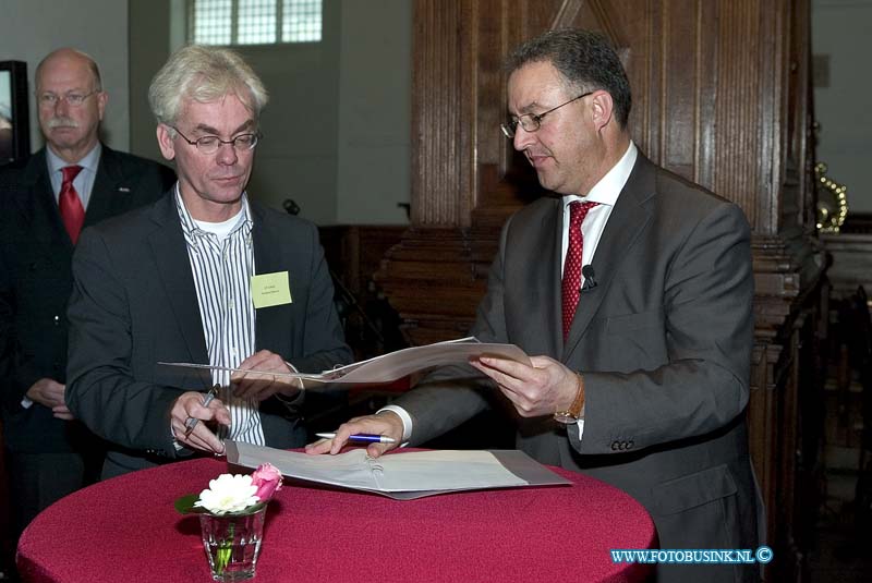 08120333.jpg - FOTOOPDRACHT:Utrecht:03-12-2008:In de Nicolai kerk in Utrecht 3 gebeurtenissen plaats tekent Johan Lavooij de intentieverklaring voedselbank convenant, er is aan het eind van de dag een moment tussen Hans Spigt en Dhr Aboutaleb en waarschijnlijk wordt ook het convenant "Kinderen doen mee"ondertekent.Deze digitale foto blijft eigendom van FOTOPERSBURO BUSINK. Wij hanteren de voorwaarden van het N.V.F. en N.V.J. Gebruik van deze foto impliceert dat u bekend bent  en akkoord gaat met deze voorwaarden bij publicatie.EB/ETIENNE BUSINK