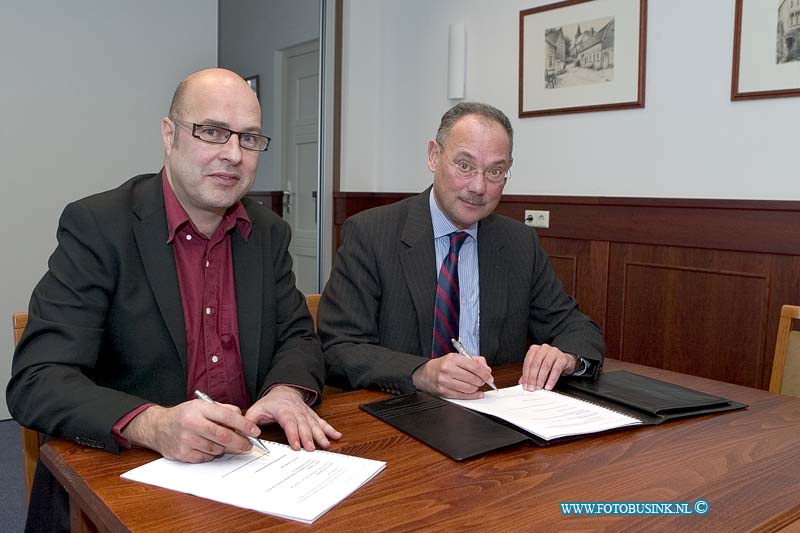 08120801.jpg - FOTOOPDRACHT:Sliedrecht:08-12-2008:Sociale Dienst Drechtsteden in het Raadhuis in Sliedrecht contract SVB / SDD 65+ ondertekening door Wedhopuder H.spigt en E.F. Stoove van de SVB bankDeze digitale foto blijft eigendom van FOTOPERSBURO BUSINK. Wij hanteren de voorwaarden van het N.V.F. en N.V.J. Gebruik van deze foto impliceert dat u bekend bent  en akkoord gaat met deze voorwaarden bij publicatie.EB/ETIENNE BUSINK