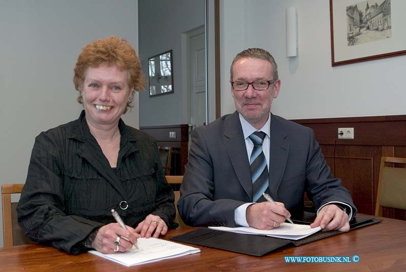 08120802.jpg - FOTOOPDRACHT:Sliedrecht:08-12-2008:Sociale Dienst Drechtsteden in het Raadhuis in Sliedrecht contract SVB / SDD 65+ ondertekening door Wedhopuder H.spigt en E.F. Stoove van de SVB bankDeze digitale foto blijft eigendom van FOTOPERSBURO BUSINK. Wij hanteren de voorwaarden van het N.V.F. en N.V.J. Gebruik van deze foto impliceert dat u bekend bent  en akkoord gaat met deze voorwaarden bij publicatie.EB/ETIENNE BUSINK