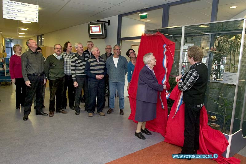 08120808.jpg - FOTOOPDRACHT:Dordrecht:08-12-2008:een voliere geopend in de gemeenschapsruimte van Zorgcentrum Vreedonk aan de Vreedonklaan 2Deze digitale foto blijft eigendom van FOTOPERSBURO BUSINK. Wij hanteren de voorwaarden van het N.V.F. en N.V.J. Gebruik van deze foto impliceert dat u bekend bent  en akkoord gaat met deze voorwaarden bij publicatie.EB/ETIENNE BUSINK