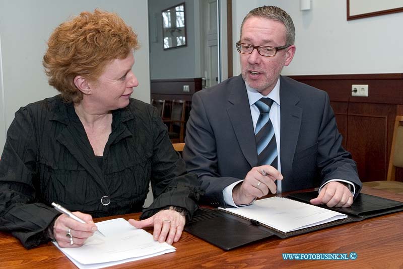 08120811.jpg - FOTOOPDRACHT:Sliedrecht:08-12-2008:Sociale Dienst Drechtsteden in het Raadhuis in Sliedrecht contract SVB / SDD 65+ ondertekening door Wedhopuder H.spigt en E.F. Stoove van de SVB bankDeze digitale foto blijft eigendom van FOTOPERSBURO BUSINK. Wij hanteren de voorwaarden van het N.V.F. en N.V.J. Gebruik van deze foto impliceert dat u bekend bent  en akkoord gaat met deze voorwaarden bij publicatie.EB/ETIENNE BUSINK