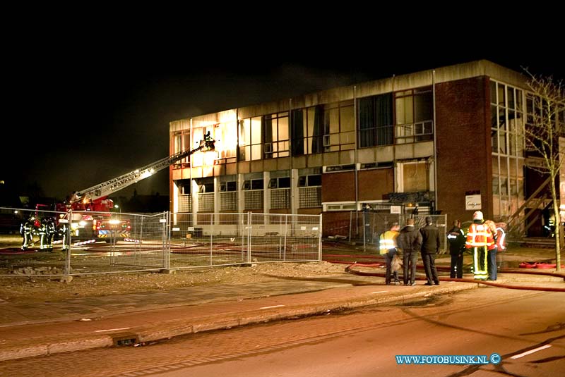 08121302.jpg - FOTOOPDRACHT:Dordrecht:13-12-2008:TWEE AANHOUDINGEN NA BRAND ZWIJNDRECHT  Een 16 en 17-jarige jongen uit Zwijndrecht zijn aangehouden na een zoektocht. Op zaterdag 13 december 2008 net na middernacht kwam de melding dat er ingebroken werd in een leegstaand schoolgebouw aan de Burgemeester Jansenlaan in Zwijndrecht. Agenten zagen daar dat de oude aula in brand stond. Verder liepen er twee personen weg. Politiemensen gingen op zoek en een verdachte kwam uit een tuin lopen. Een politiehond vond de andere verdachte in een tuin achter drie prullenbakken. De brandweer bluste het vuur en had dit snel onder controleDeze digitale foto blijft eigendom van FOTOPERSBURO BUSINK. Wij hanteren de voorwaarden van het N.V.F. en N.V.J. Gebruik van deze foto impliceert dat u bekend bent  en akkoord gaat met deze voorwaarden bij publicatie.EB/ETIENNE BUSINK