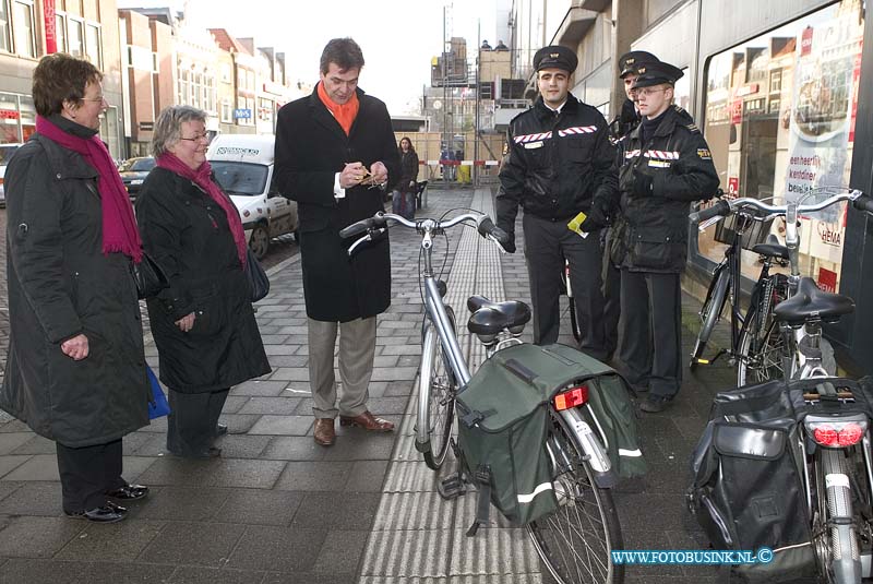 08121702.jpg - FOTOOPDRACHT:Dordrecht:17-12-2008:wethouder Van den Oever het startsein voor de Gele kaartactie. Hiermee wordt aandacht gevraagd voor een toegankelijke openbare ruimte voor iedereen. Het startschot vindt plaats op de hoek Bagijnhof/Acherom, bij de Hema.Deze digitale foto blijft eigendom van FOTOPERSBURO BUSINK. Wij hanteren de voorwaarden van het N.V.F. en N.V.J. Gebruik van deze foto impliceert dat u bekend bent  en akkoord gaat met deze voorwaarden bij publicatie.EB/ETIENNE BUSINK