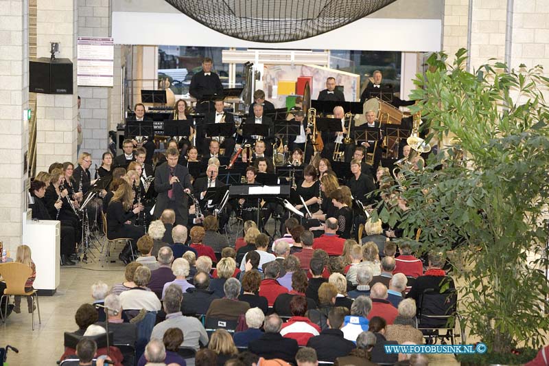 08122001.jpg - FOTOOPDRACHT:Dordrecht:20-12-2008:De Dordtse Phil geeft  een kerstconcert in de centrale hal van het Albert Schweitzer Dordwijk.Deze digitale foto blijft eigendom van FOTOPERSBURO BUSINK. Wij hanteren de voorwaarden van het N.V.F. en N.V.J. Gebruik van deze foto impliceert dat u bekend bent  en akkoord gaat met deze voorwaarden bij publicatie.EB/ETIENNE BUSINK