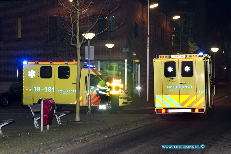 08122903.jpg - FOTOOPDRACHT:Dordrecht:29-12-2008:foto: bewoner wordt uit zijn brand huis gehaald door de brandweer.Een 74 bewoner van het woonhuis aan de P A DE GENESTETSTRAAT 8 raakt zwaar gewond toen er een uitslaande brand ontstond in zijn woning. de man werd met diverse verwondingen naar het ziekenhuis gebracht. enkelen bewonners van omliggende huizen werden door de politie en brandweer geëvacueerd en wanwegen de extreme koud door de poltie tijdelijk opgevangen.Deze digitale foto blijft eigendom van FOTOPERSBURO BUSINK. Wij hanteren de voorwaarden van het N.V.F. en N.V.J. Gebruik van deze foto impliceert dat u bekend bent  en akkoord gaat met deze voorwaarden bij publicatie.EB/ETIENNE BUSINK