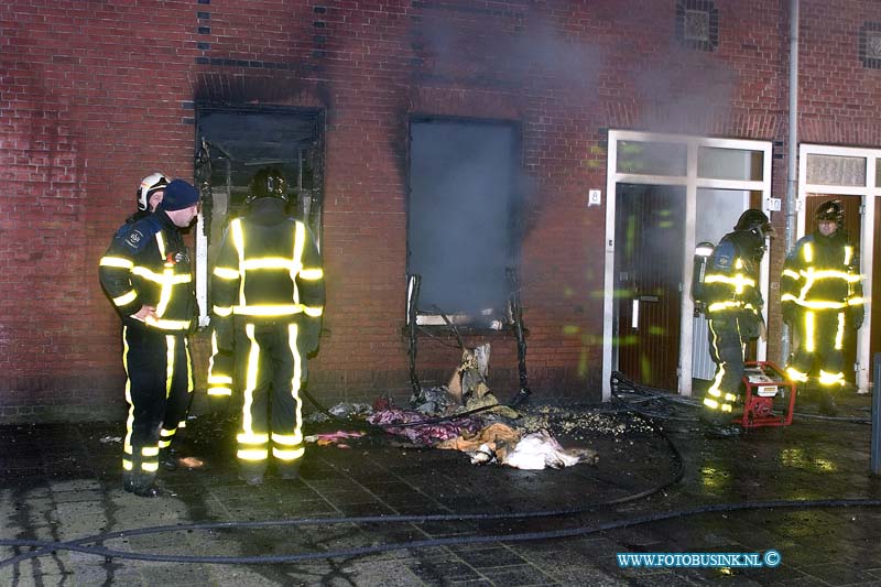 08122904.jpg - FOTOOPDRACHT:Dordrecht:29-12-2008:Een 74 bewoner van het woonhuis aan de P A DE GENESTETSTRAAT 8 raakt zwaar gewond toen er een uitslaande brand ontstond in zijn woning. de man werd met diverse verwondingen naar het ziekenhuis gebracht. enkelen bewonners van omliggende huizen werden door de politie en brandweer geëvacueerd en wanwegen de extreme koud door de poltie tijdelijk opgevangen.Deze digitale foto blijft eigendom van FOTOPERSBURO BUSINK. Wij hanteren de voorwaarden van het N.V.F. en N.V.J. Gebruik van deze foto impliceert dat u bekend bent  en akkoord gaat met deze voorwaarden bij publicatie.EB/ETIENNE BUSINK