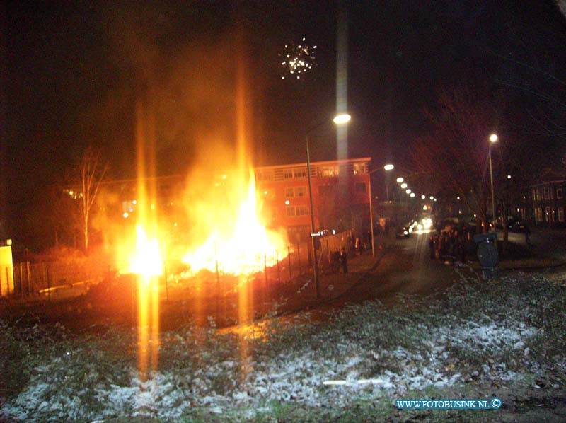 09010101.jpg - FOTOOPDRACHT:Dordrecht:01-01-2009:vreugde vuurtje van kerstbomen in oud krispijn jacop maristraatDeze digitale foto blijft eigendom van FOTOPERSBURO BUSINK. Wij hanteren de voorwaarden van het N.V.F. en N.V.J. Gebruik van deze foto impliceert dat u bekend bent  en akkoord gaat met deze voorwaarden bij publicatie.EB/ETIENNE BUSINK