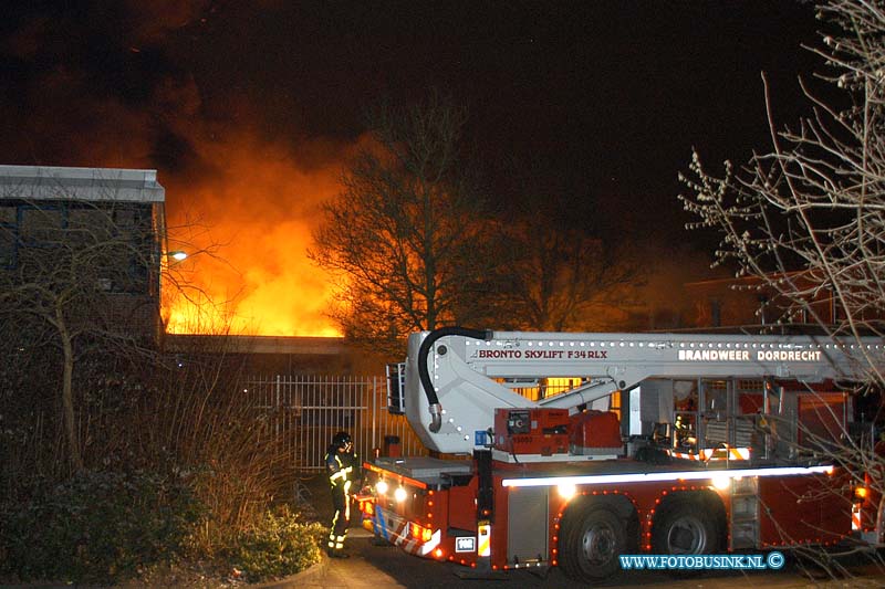 09010102.jpg - FOTOOPDRACHT:Dordrecht:01-01-2008:BRAND IN SCHOLENCOMPLEX DORDRECHT - Rond 23.30 uur kreeg de brandweer de melding van een uitslaande brand in een scholencomplex aan het Rudyard Kipling Erf. Na twintig minuten blussen was de brand onder controle. De oorzaak van de brand is op dit moment nog onbekend. Er deden zich geen persoonlijke ongelukken voor. De materiële schade is groot. Er is nog enige uren nageblust door de brandweerDeze digitale foto blijft eigendom van FOTOPERSBURO BUSINK. Wij hanteren de voorwaarden van het N.V.F. en N.V.J. Gebruik van deze foto impliceert dat u bekend bent  en akkoord gaat met deze voorwaarden bij publicatie.EB/ETIENNE BUSINK