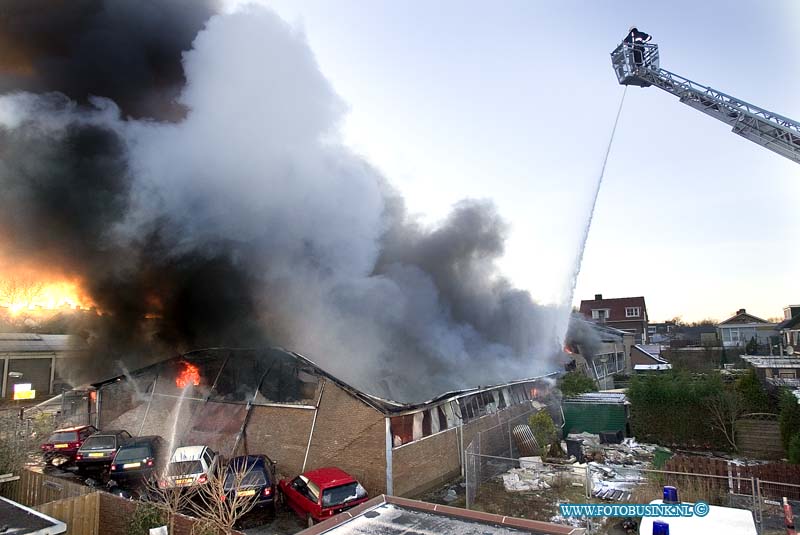 09010604.jpg - FOTOOPDRACHT:Alblasserdam:06-01-2009:Grote uitslaande brand bij een Garage bedrijf aan de Corn. Smitstraat 28 te ALblasserdam. Het bedrijf ging geheel verloren door de brand. er werdt grip 2 afgeven door de brandweer. De brandweer had uren nodig om de brand te blussen mede door de extremekou.Deze digitale foto blijft eigendom van FOTOPERSBURO BUSINK. Wij hanteren de voorwaarden van het N.V.F. en N.V.J. Gebruik van deze foto impliceert dat u bekend bent  en akkoord gaat met deze voorwaarden bij publicatie.EB/ETIENNE BUSINK